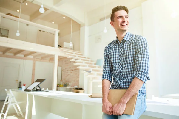 Vrolijke Jonge Man Met Notebook Genieten Van Werken Moderne Studio — Stockfoto