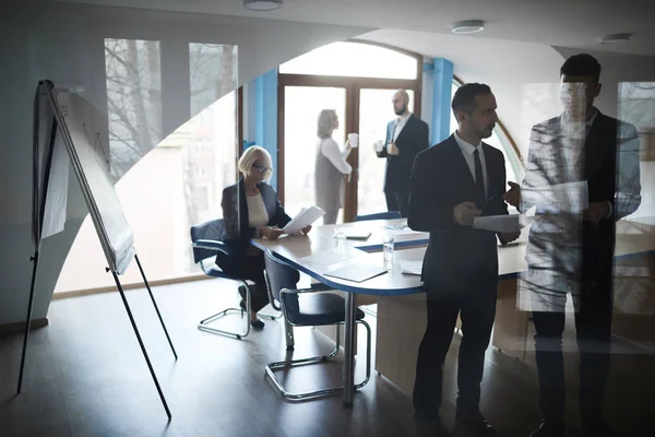 Due Eleganti Uomini Affari Discutono Documenti Sala Riunioni Mentre Loro — Foto Stock