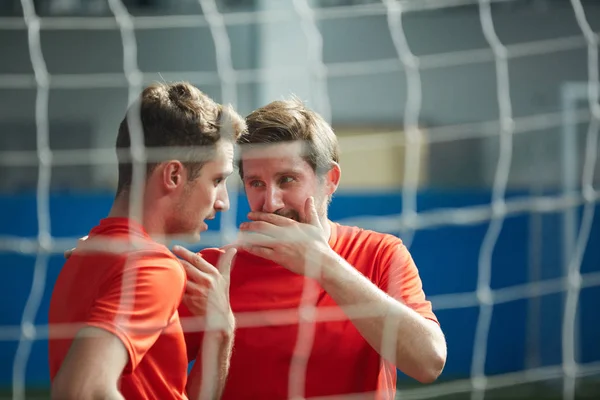 Dvě Mladé Fotbalisty Gossipping Net Zápase Fotbalového Stadionu — Stock fotografie