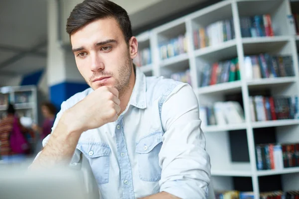 Estudante Universitário Sério Sentado Trabalhando Laptop Biblioteca Faculdade — Fotografia de Stock