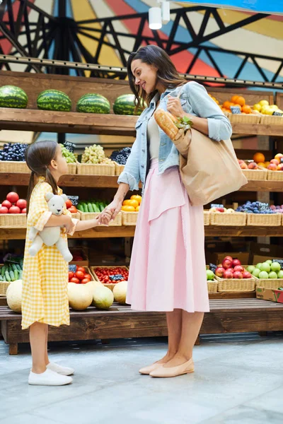 Mutlu Güzel Genç Aile Taze Gıda Pazarında Sohbet Birlikte Alışveriş — Stok fotoğraf