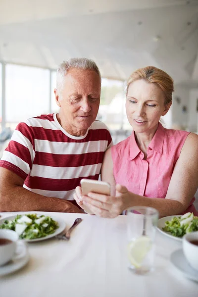 Reife Frau Mit Smartphone Und Ihr Mann Kommunizieren Während Des — Stockfoto