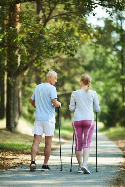 Rear View Senior Couple Activewear Talking Trekking Practice Park — Stock Photo, Image