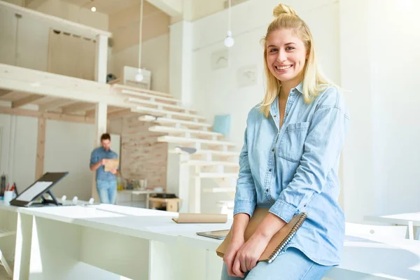 Jonge Vrouwelijke Specialist Denim Shirt Jeans Die Aankijkt Met Een — Stockfoto