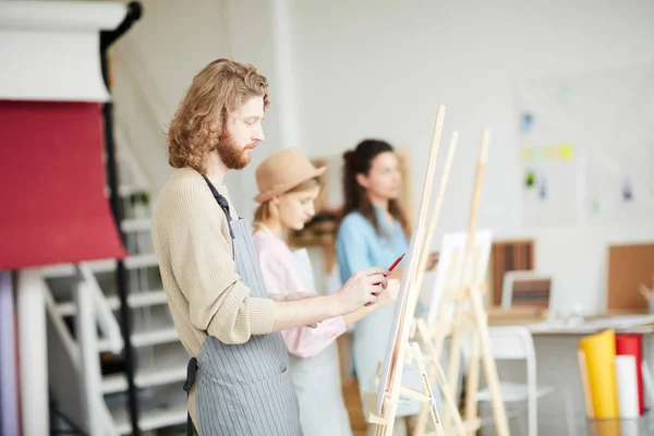 Zeitgenössischer Junger Künstler Steht Atelier Vor Der Staffelei Und Skizziert — Stockfoto