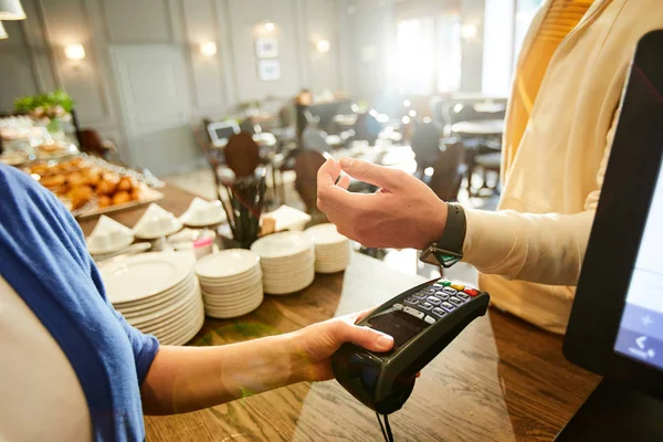 Hand Eines Jungen Mannes Mit Smartwatch Handgelenk Über Zahlungsautomat Gehalten — Stockfoto