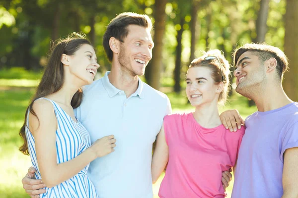 Amis Insouciants Casual Passer Bon Temps Dans Parc Sur Chaude — Photo