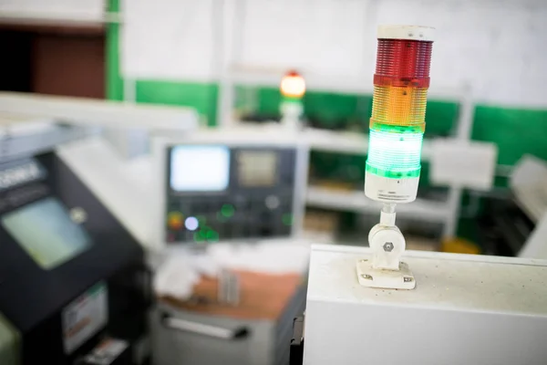 Uma Das Partes Máquina Industrial Seu Topo Entre Computadores Oficina — Fotografia de Stock