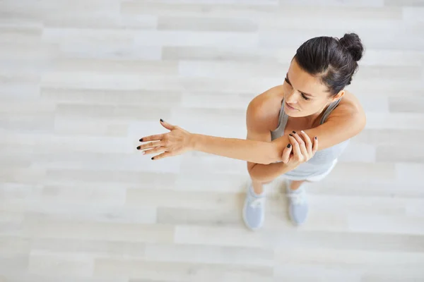 Overview Young Active Brunette Stretching Her Left Arm Morning Workout — Stock Photo, Image