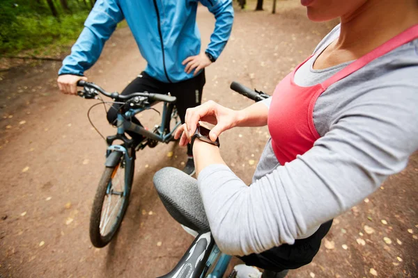 Joven Ciclista Comprobando Tiempo Smartwatch Mientras Decide Dónde Bicicleta Con —  Fotos de Stock