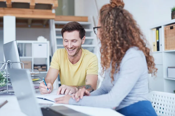 Feliz Joven Hombre Negocios Camiseta Amarilla Discutiendo Notas Trabajo Cuaderno —  Fotos de Stock