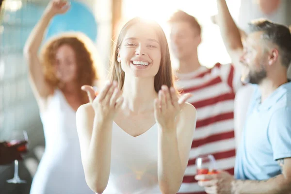 Riendo Chica Enviando Aire Beso Mientras Divierten Entre Sus Amigos — Foto de Stock