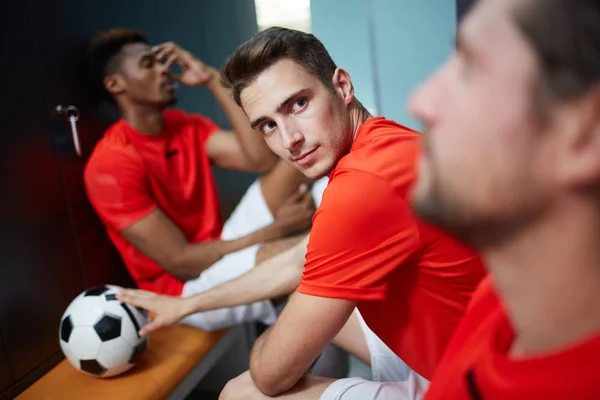 Dos Jovens Futebolistas Olhando Para Seu Companheiro Durante Pausa Vestiário — Fotografia de Stock