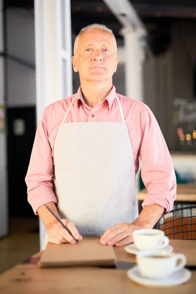 Seniorkellner Oder Cafébesitzer Arbeitskleidung Treffen Gäste Und Machen Sich Notizen — Stockfoto