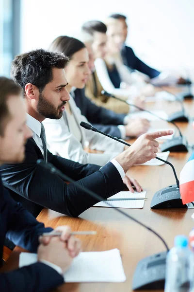 Aggressiver Selbstbewusster Junger Bärtiger Politiker Anzug Der Seine Position Ausdrückt — Stockfoto