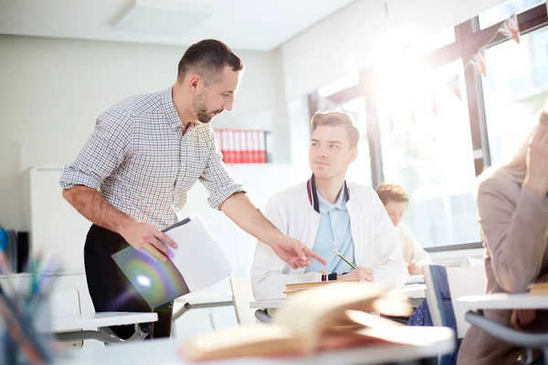 Kluger Typ Schaut Selbstbewussten Lehrer Und Hört Seinen Erklärungen Während — Stockfoto