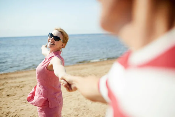 Freudige Frau Mit Brille Hält Mann Der Hand Und Bietet — Stockfoto