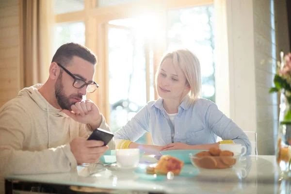 Barbudo Hombre Caucásico Mostrando Imagen Teléfono Inteligente Hermosa Esposa Mientras — Foto de Stock