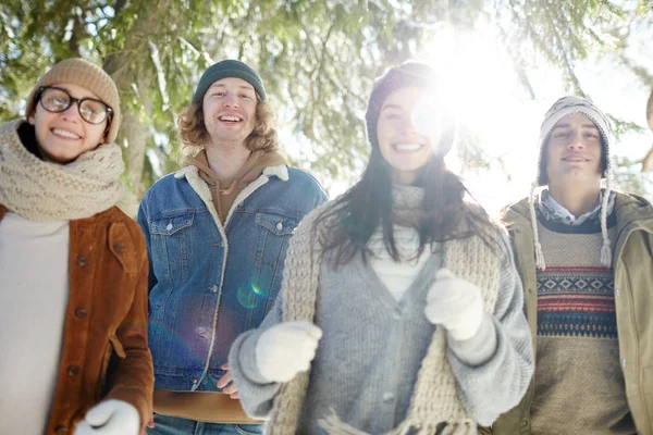 Gruppo Quattro Giovani Spensierati Sorridenti Che Godono Felicemente Una Passeggiata — Foto Stock