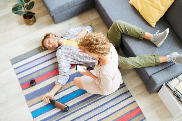 Junge Frau Sucht Smartphone Während Sie Neben Ihrem Betrunkenen Mann — Stockfoto