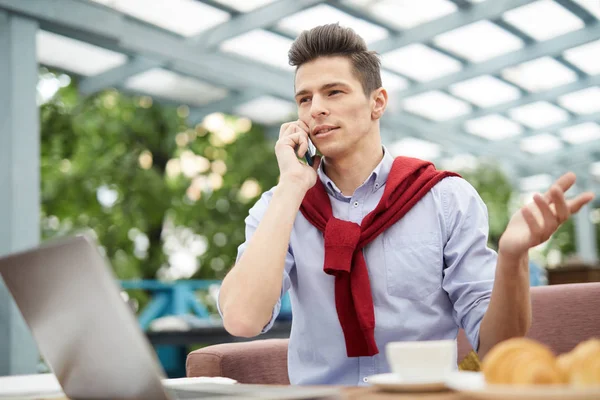 Ung Agent Med Smartphone Prata Med Sina Kunder När Sitter — Stockfoto