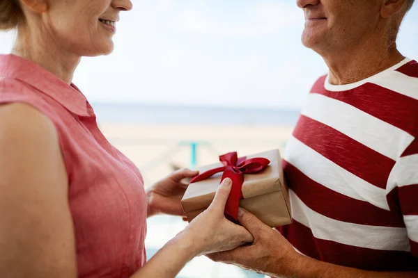 Uno Coniugi Che Fanno Regalo Altro Passando Scatola Regalo Con — Foto Stock