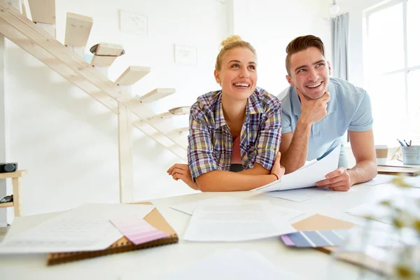 Alegre Especialistas Ropa Casualwear Viendo Webcast Estudio Moderno Mientras Trabaja — Foto de Stock