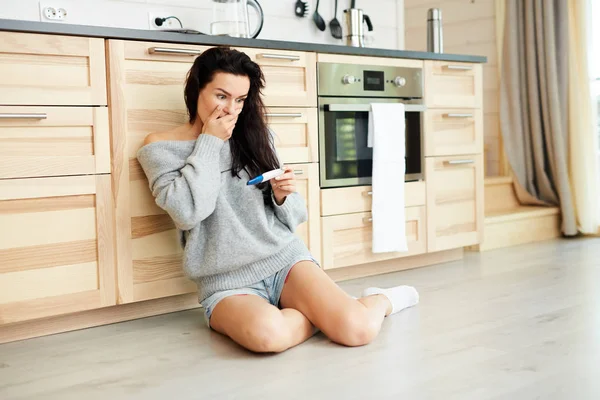 Attraktive Brünette Mädchen Pullover Sitzt Auf Dem Boden Der Heimischen — Stockfoto