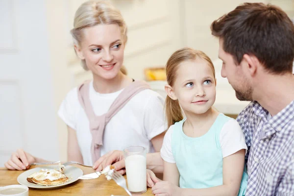 Aranyos Lánya Apák Térdét Hallgatta Miközben Reggelizik Együtt Beszélgetni Ebédlőben — Stock Fotó