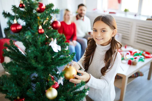 Csinos Kislány Díszítő Xmas Arany Piros Játék Labdák Miközben Nézi — Stock Fotó