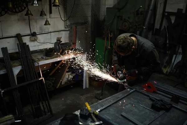 Jongeman Werkkleding Die Bij Het Aambeeld Van Smid Staat Smederij — Stockfoto