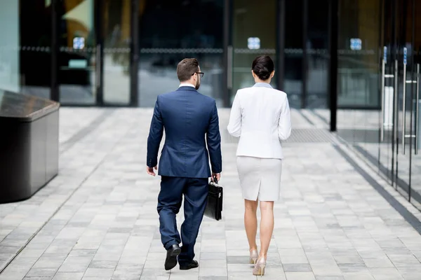 Vista Posterior Jóvenes Exitosos Hombres Mujeres Vestido Negocios Que Mueven — Foto de Stock