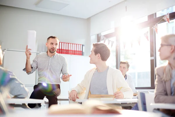 Insegnante Successo Con Documenti Guardando Uno Degli Studenti Mentre Esprimeva — Foto Stock