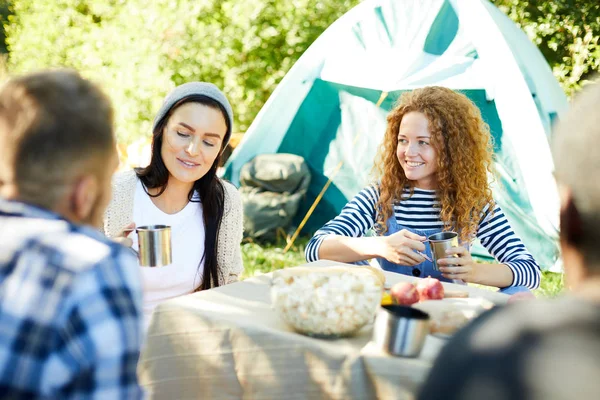 Unga Interkulturella Backpackers Som Dricker Sittande Vid Bordet Naturlig Miljö — Stockfoto