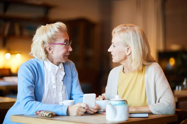 Twee Rijpe Blonde Vrouwen Zitten Door Tabel Café Bespreken Van — Stockfoto