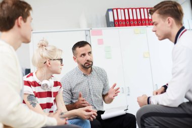 Psikolojik oturum sırasında genç öğrencilerin Üniversite danışmanı danışmanlık grubu