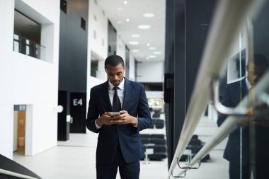 Formalite okumada genç bir temsilci ya da iş merkezindeki akıllı telefondan bilgilendirme.