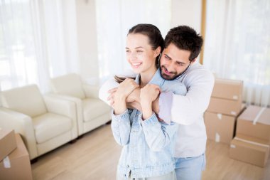 Yeni evinde ilk kez zevk sırasında karısını kucaklayan genç sevgi adam