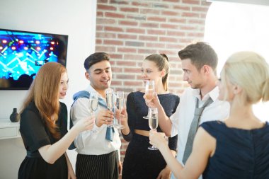 Adamlardan biri tost telaffuz ve partide arkadaşları ile şampanya onun flüt clinking