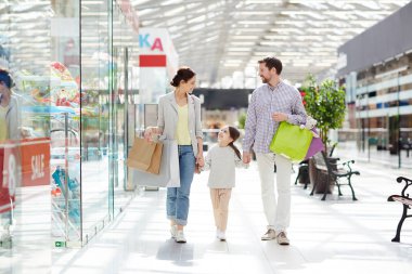 Küçük kız ve ailesi ile paperbags Dükkanı-görüntüler alışveriş merkezi bölümlerin hareket