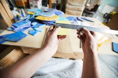 Yeni düzen için fayans seçerken işyeri üzerinde cetvel ile mozaik ölçüm kare desen Master