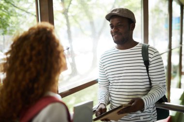 Afrikalı-americn adam casualwear üniversitede mola kız arkadaşı onun grup arkadaşı ile konuşurken