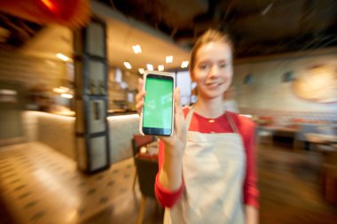 Bulanık kafenin içindeki genç garson reklam veya tebligat ile dokunmatik ekranı gösteriyor