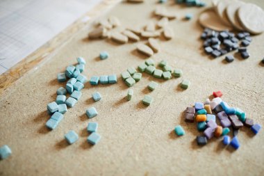 Gemide mozaik sanat eserleri için hazırlanan çeşitli renklerde küçük kare seramik karolar