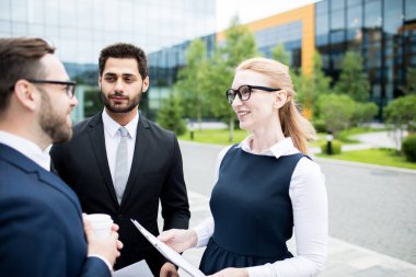 Formalite icabı genç meslektaşlar yaz aylarında şehir ortamında iş görüşmesi yapıyorlar.