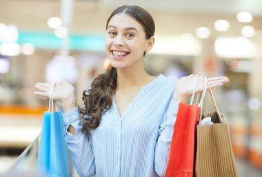 Onun paperbags büyük modern merkezi ziyaret ederken alımları ile gösterilen genç başarılı alışveriş