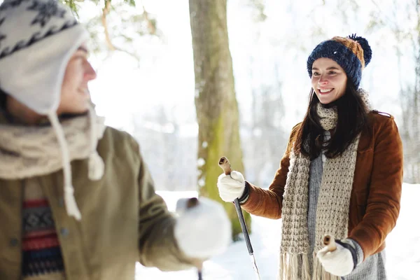 Jovem Feliz Esquiando Floresta Inverno Com Namorado Espaço Cópia — Fotografia de Stock