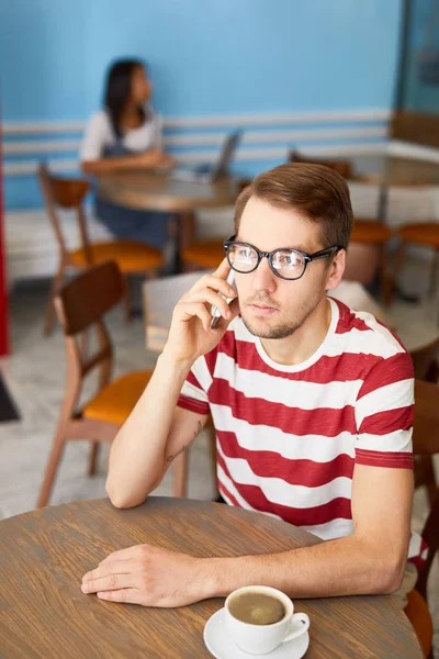 Kafede Masa Başında Otururken Gözlük Casualwear Akıllı Telefon Ile Konuşurken — Stok fotoğraf