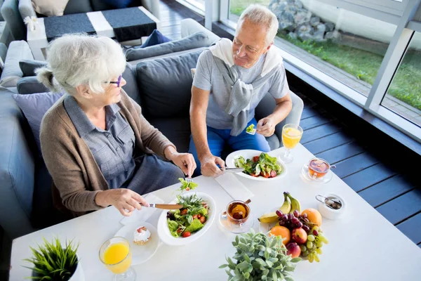 Alto Ángulo Retrato Pareja Ancianos Modernos Disfrutando Fecha Del Desayuno —  Fotos de Stock