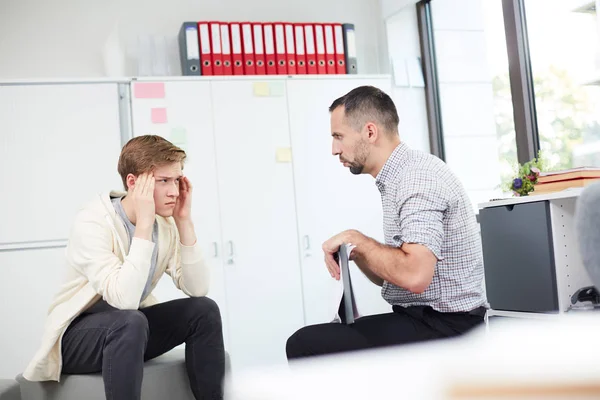 Angespannter Teenager Schaut Berater Während Dem Berater Zuhört Und Versucht — Stockfoto